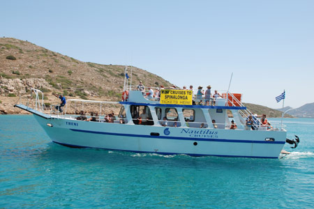 Vissers boten in de haven van Sissi, bij Rental Center Crete Sissi autoverhuur
